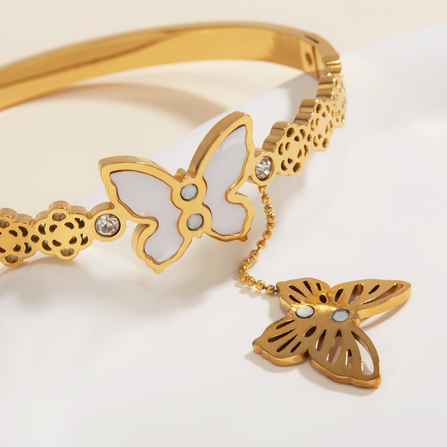 Ladies' fashionable bracelet, hollow with a butterfly decorative pendant, in a luxurious and blingbling style. It is hypoallergenic and made of stainless steel. Suitable for daily wear, vacations, parties, banquets and as a birthday gift.