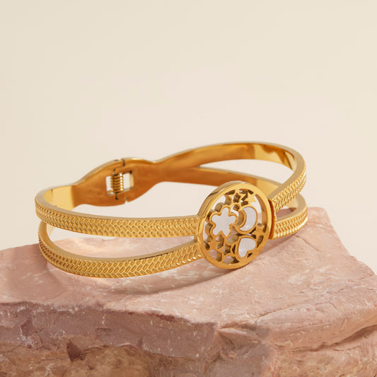 A luxurious and retro-style ladies' fashionable bracelet, with hollow flower and moon designs. It is hypoallergenic and suitable for daily wear, vacations, banquets, parties, and as a wedding gift.