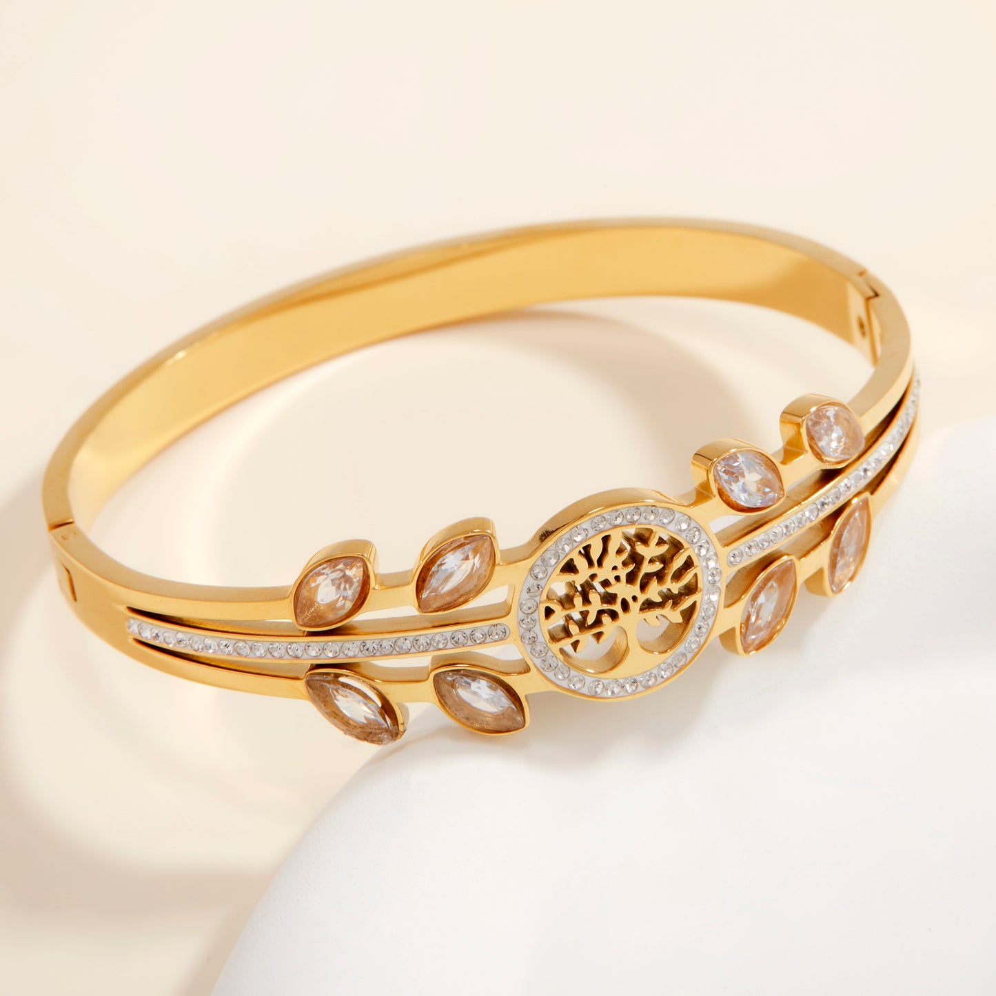 Ladies' fashionable bracelet accessory, with hollow Tree of Life decoration, in a retro and gorgeous style. It is inlaid with synthetic zircon stones and is hypoallergenic, suitable for daily wear, banquets, vacations and weddings.