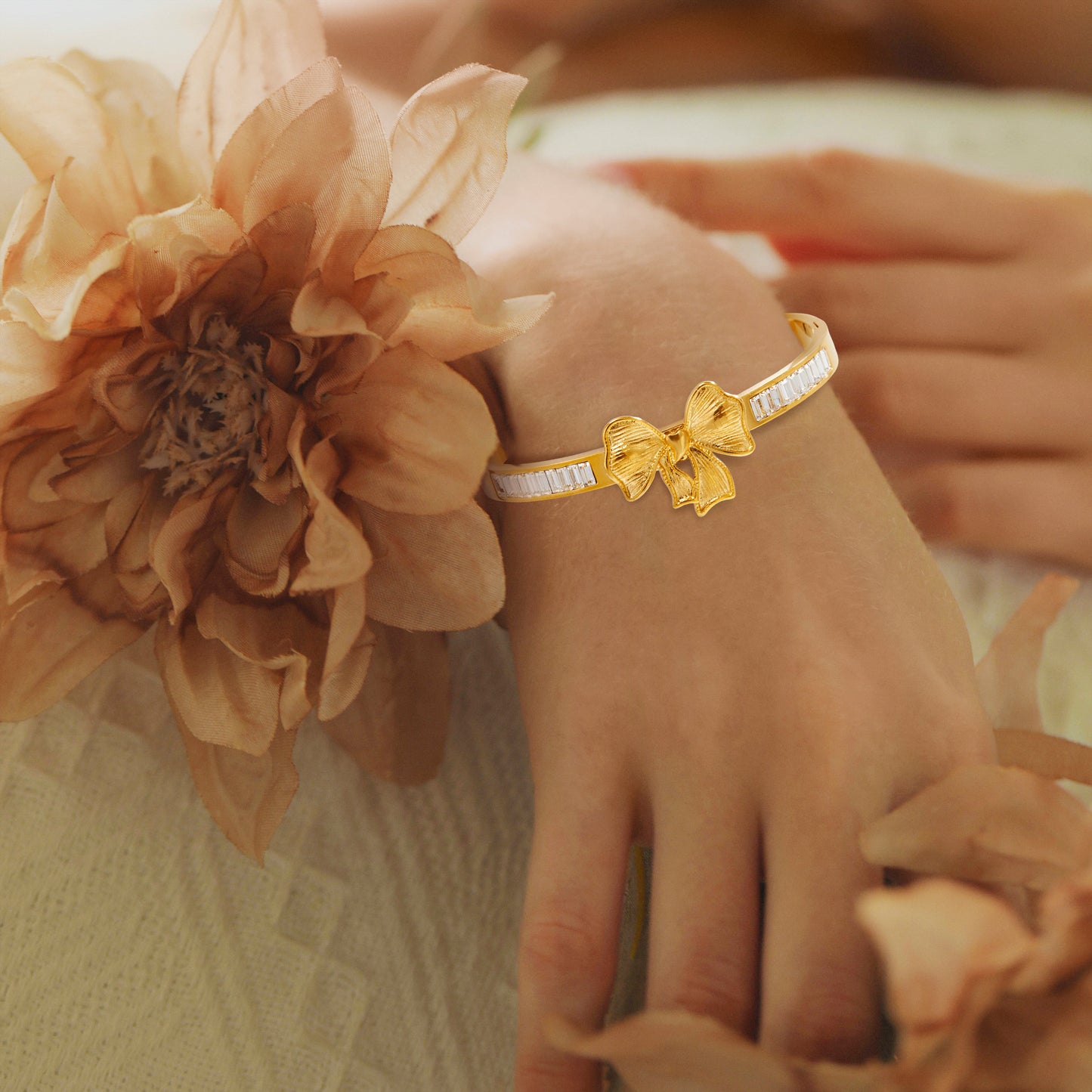 Ladies' fashionable bracelet with a bow design, in a retro and blingbling style. It is inlaid with synthetic zircon stones, hypoallergenic and made of stainless steel. Suitable for daily wear, banquets, parties and as a gift.