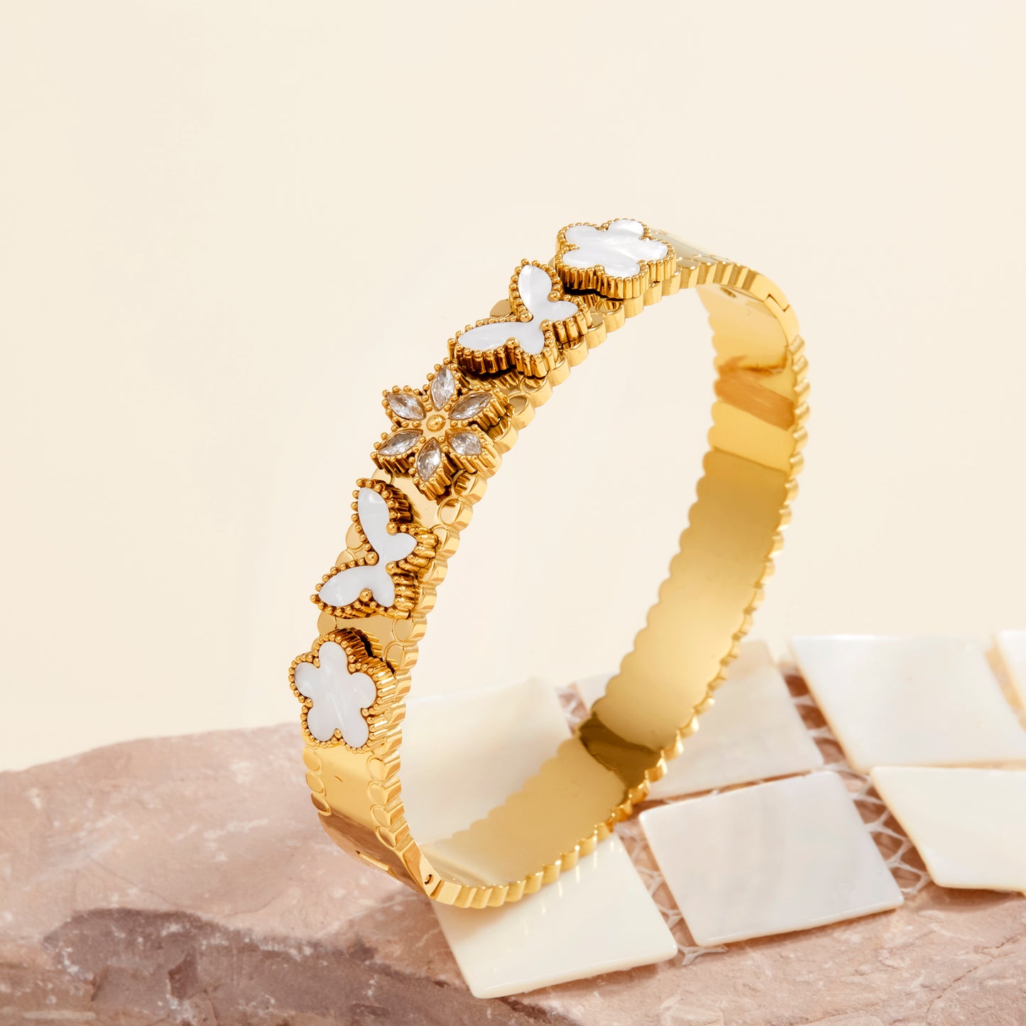 Ladies' fashionable bracelet, featuring butterfly and flower designs, in a retro and luxurious style. It is hypoallergenic, made of stainless steel and has a golden color. Suitable for daily wear, banquets, vacations, weddings and as a gift.