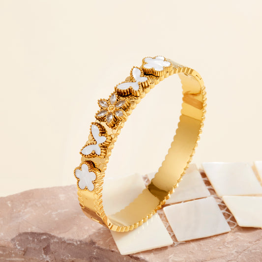 Ladies' fashionable bracelet, featuring butterfly and flower designs, in a retro and luxurious style. It is hypoallergenic, made of stainless steel and has a golden color. Suitable for daily wear, banquets, vacations, weddings and as a gift.