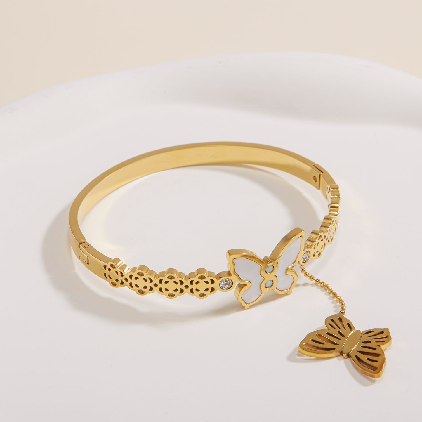 Ladies' fashionable bracelet, hollow with a butterfly decorative pendant, in a luxurious and blingbling style. It is hypoallergenic and made of stainless steel. Suitable for daily wear, vacations, parties, banquets and as a birthday gift.