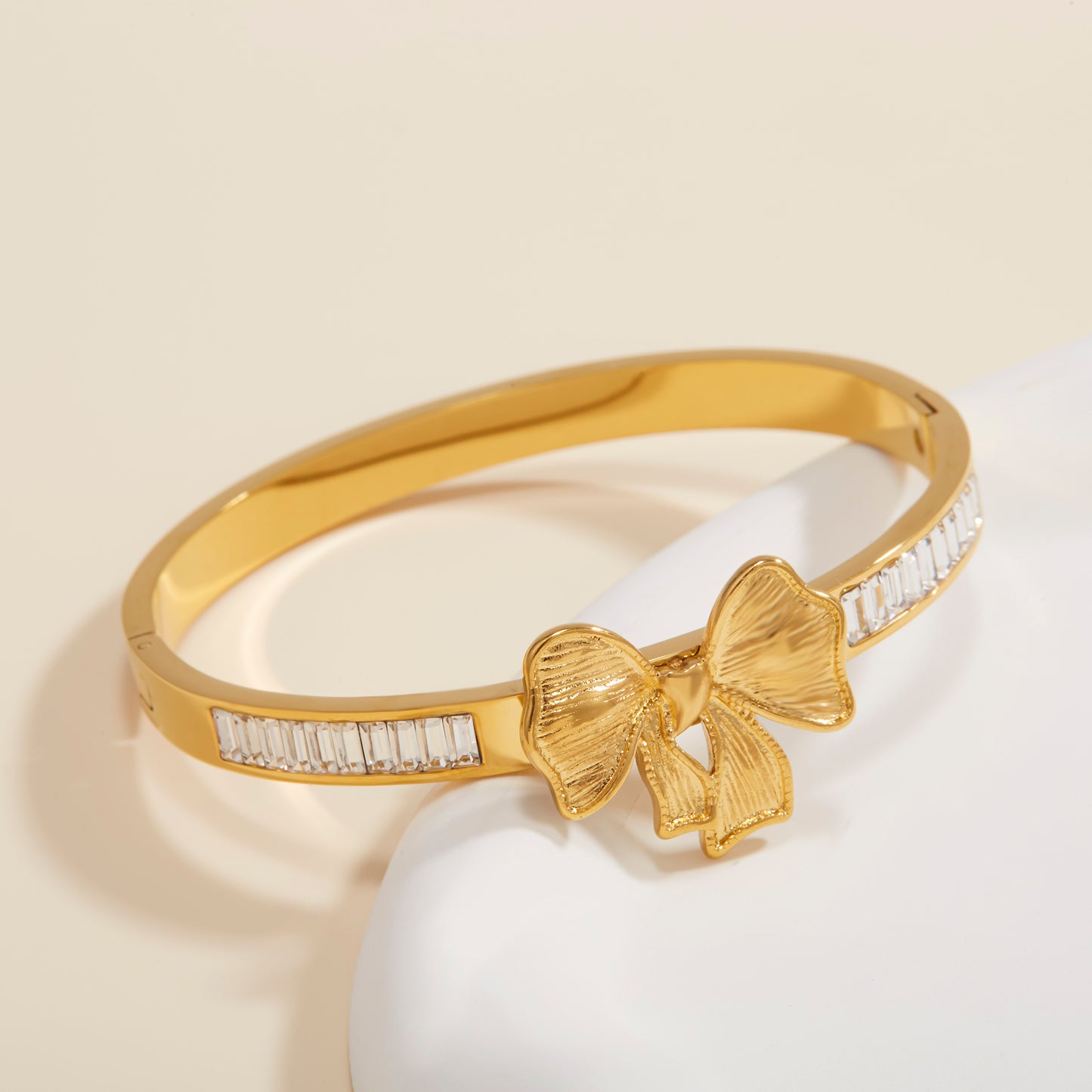 Ladies' fashionable bracelet with a bow design, in a retro and blingbling style. It is inlaid with synthetic zircon stones, hypoallergenic and made of stainless steel. Suitable for daily wear, banquets, parties and as a gift.