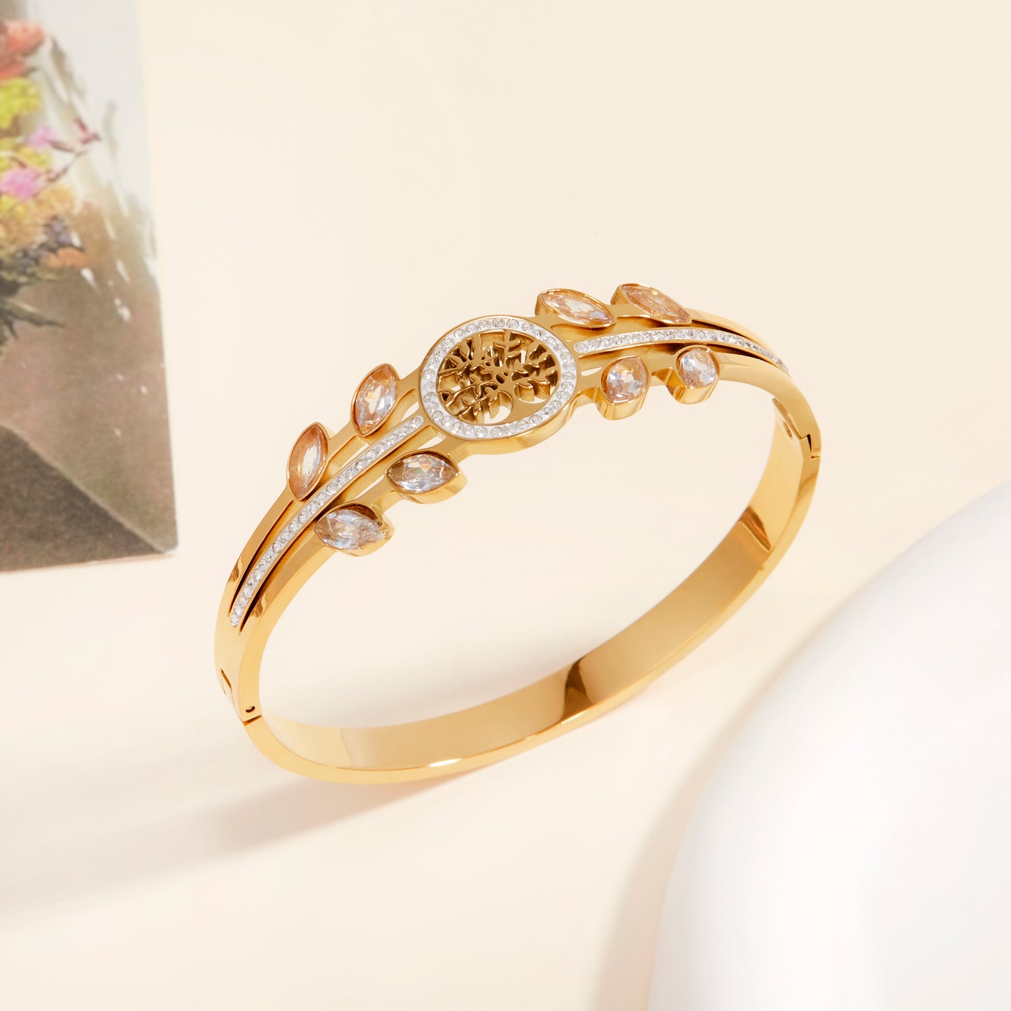 Ladies' fashionable bracelet accessory, with hollow Tree of Life decoration, in a retro and gorgeous style. It is inlaid with synthetic zircon stones and is hypoallergenic, suitable for daily wear, banquets, vacations and weddings.