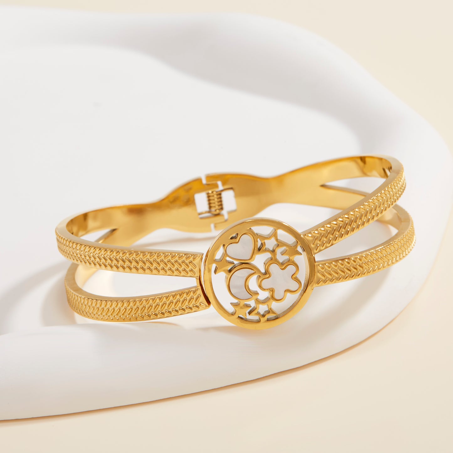 A luxurious and retro-style ladies' fashionable bracelet, with hollow flower and moon designs. It is hypoallergenic and suitable for daily wear, vacations, banquets, parties, and as a wedding gift.